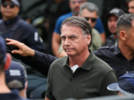 A Procuradoria-Geral da República se manifestou, nesta segunda-feira (23), a favor da concessão de prisão domiciliar ao ex-presidente Jair Bolsonaro. A recomendação ocorre após Bolsonaro ser internado com um quadro de broncopneumonia, no último dia 13.