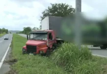 Carreta tem falha mecânica e fica atravessada em trecho da BR-230 próximo a Campina Grande