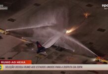 Por que caminhões de bombeiro jogaram água no avião da Seleção? Entenda tradição