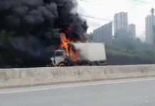Caminhão pega fogo na BR-230 na entrada de Campina Grande