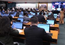 CCJ da Câmara aprova PEC que reduz maioridade penal; veja voto dos paraibanos