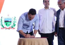 Lucas Ribeiro e ministro assinam convênio de 44 cursos e consultorias para 2 mil trabalhadores de turismo na Paraíba