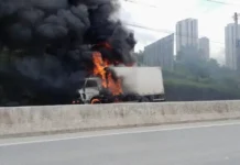 Caminhão pega fogo na BR-230 na entrada de Campina Grande