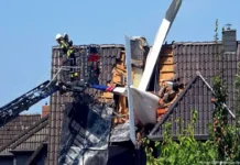 Avião de pequeno porte cai em casa na Alemanha e mata uma pessoa