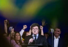 Milei chama Alexandre de Moraes de “lixo careca” em evento de Flávio Bolsonaro