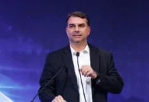 Canal Livre recebe Flávio Bolsonaro para discussão sobre cenário eleitoral