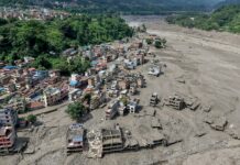 Veja o momento em que inundação repentina atinge o Nepal