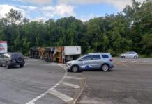 Carreta tomba e bloqueia trecho da BR-230 no caminho de Campina Grande a João Pessoa