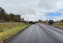Caminhão sai da pista na BR-230, em Campina Grande, e invade canteiro central