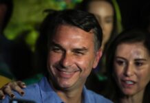 ‘É o fim da era do PT’, diz Flávio Bolsonaro após resultado do 1º turno