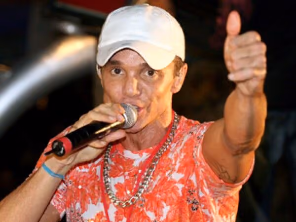 durante-o-carnaval-de-salvador-netinho-vai-para-hospital-depois-de-uma-qued