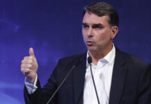 Flávio Bolsonaro autoriza divulgação de dados bancários e telefônicos e cobra Lula