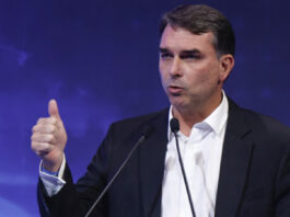 Flávio Bolsonaro autoriza divulgação de dados bancários e telefônicos e cobra Lula